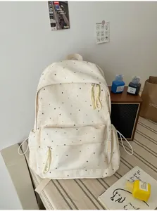 Detailansicht des niedlichen Canvas-Rucksacks mit Sternenmuster auf dem Schreibtisch.