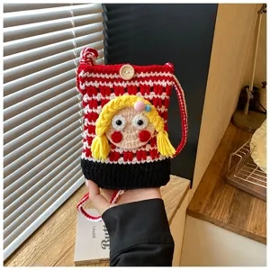 Süße handgemachte Häkel-Handy Tasche mit Cartoon-Mädchen Design, bunte karierte Umhängetasche.