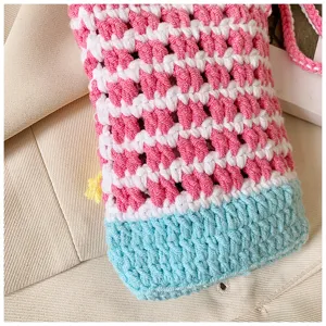 Gehäkelte Handytasche Detailansicht, rosa-blaues Farbdesign, süße Umhängetasche Tasche.