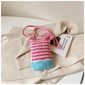 Gehäkelte Handytasche Detail, rosa-weiße Karomuster, handgemachte Umhängetasche Textur.