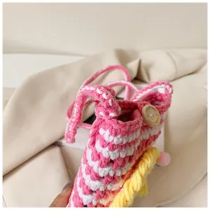 Gestreifte Strick Handytasche Detailansicht, süße handgearbeitete Häkel Umhängetasche.