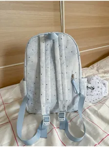 Detailansicht des blauen Rucksacks mit Sternenmuster, verstellbaren Gurten und praktischer Tasche.