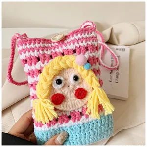 Süße handgemachte Häkelpuppe Umhängetasche mit buntem Karomuster und feinen Strickdetails.