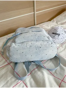 Detailansicht des süßen blauen Stern-Rucksacks mit geräumiger Schüler-Schultasche.