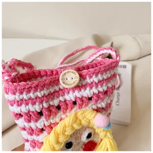 Süße handgearbeitete Strick-Umhängetasche für Handys mit Häkelpuppen-Gesicht in Rosa-Weiß.