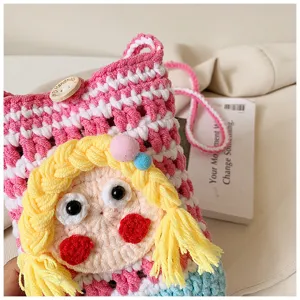 Handgemachte Strick Häkel-Handy-Tasche mit süßem Mädchen Design, rosa karierte Tasche.