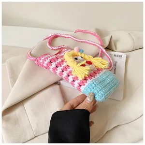 Handgemachte gehäkelte Handytasche mit Puppen-Dekor, rosa-weiße karierte Umhängetasche.