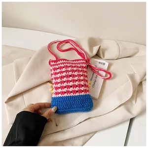 Detailansicht der niedlichen Strick-Handytasche mit Farbblock-Karos, feine Textur.