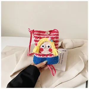 Hübsche Häkel-Handytasche mit Cartoon-Puppe Detail, Strick-Umhängetasche, Detailansicht.