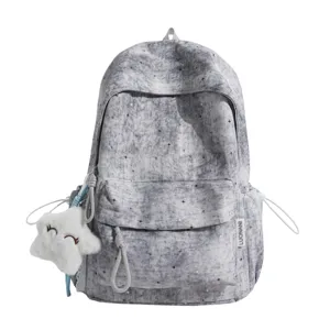 Grauer Rucksack mit Sternenmuster im Detail, mit Fronttasche und niedlichem Plüschsternanhänger.