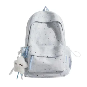 Nahaufnahme des hellblauen Schulrucksacks mit Sternenmuster und süßem Plüschstern-Anhänger.