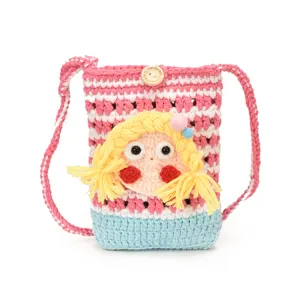 Süße gehäkelte Handytasche mit Cartoon-Puppen-Design, stylische rosa gestreifte Umhängetasche.