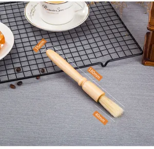Brosse de nettoyage pour moulin à café en bois naturel avec poignée ergonomique et durable.