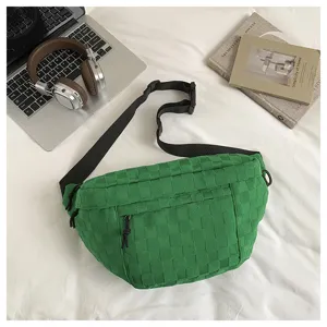 Stylische grüne gewebte Nylon-Brusttasche mit verstellbarem Gurt für Pendeln und Reisen.