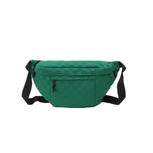 Grüne gewebte Nylon Gürteltasche Detail, lässige Brusttasche mit schwarzem Gurt und Reißverschluss.