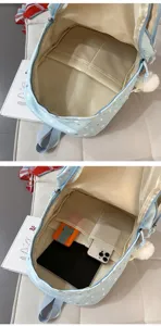 Sac à dos scolaire bleu clair avec imprimé d'étoiles, détail intérieur multi-poches.