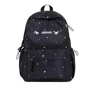 Detailansicht eines stylischen schwarzen Rucksacks mit bunten Punkten und Flügel-Stickerei.