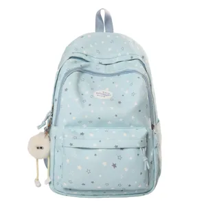 Détail du sac à dos bleu clair avec motif d'étoiles mignon et pendentif duveteux avec yeux.