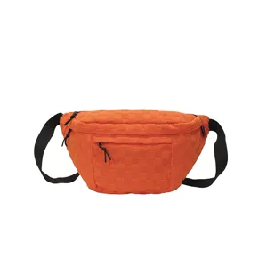 Orangene gewebte Nylon Brusttasche Detailansicht mit Gitterstruktur und Reißverschluss.