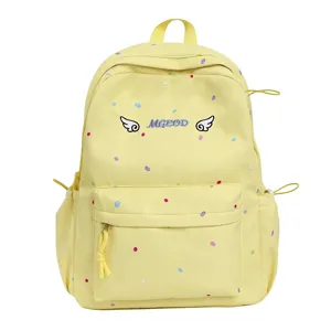Detailansicht des gelben Rucksacks mit bunten Punkten und gestickten Flügeln vorne.