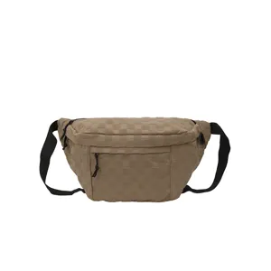 Detailansicht der khakifarbene Nylon Brusttasche mit strukturierter Karo-Musterung.