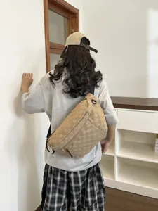 Lässige karierte Nylon Brusttasche Unisex, große Kapazität Umhängetasche für Reise und Alltag.