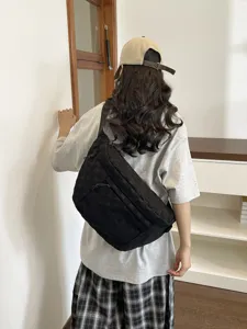 Nylon Umhängetasche für Reisen und Alltag, große Kapazität lässige Brusttasche mit Textur.