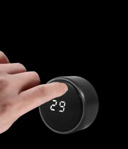 Détail du couvercle de tasse isotherme intelligente avec affichage numérique tactile