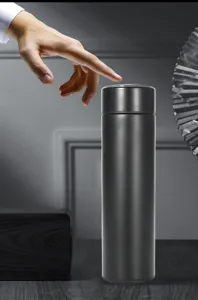 Bouteille isotherme intelligente en acier inoxydable avec affichage led de temperature.