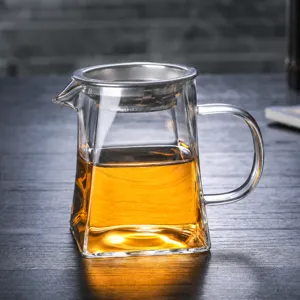 Détail de la théière en verre transparent avec infuseur en acier inoxydable résistant.