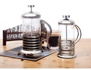Glazen French press koffiezetapparaat en thee-infuser van roestvrij staal voor thuisgebruik.