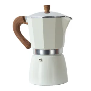 Cafetière italienne classique en aluminium avec poignée effet bois pour expresso.