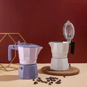 Λεπτομέρεια καφετιέρας Moka διπλής βαλβίδας, κλασική αλουμινένια ιταλική καφετιέρα.