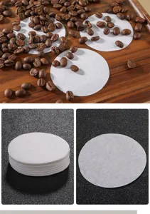 Detailopnamen van ronde koffiefilterpapieren met schone textuur en nette stapeling.