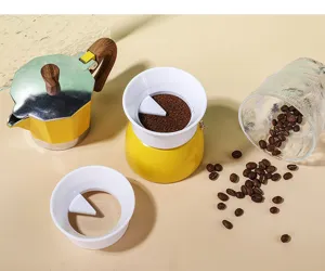 Set caffettiera moka gialla e distributore di caffe bianco per espresso dettaglio.