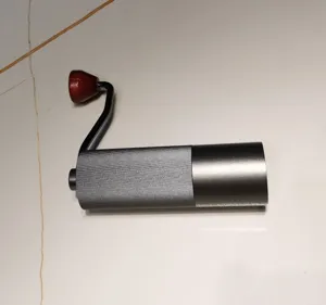 Macinacaffè manuale con corpo in metallo e manico in legno per chicchi di caffè freschi