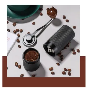 Manuelle Kaffeemühle mit Holzgriff, Edelstahlkern und verstellbarem Kaffeepulver.