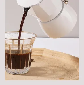Λευκη Ιταλικη Καφετιερα Moka Detail Ριχνει Φρεσκο Καφε Στο Νεο Γυαλινο Ποτηρι Κουπα.