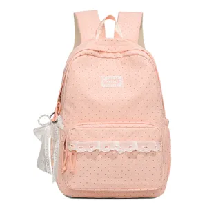 Nahaufnahme des rosa Polka-Dot-Rucksacks mit zarter weißer Spitzenborte und Anhänger.