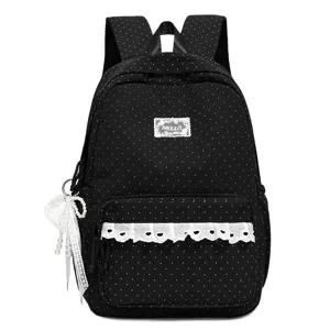 Schwarzer Pünktchen Rucksack Detailansicht mit süßer Spitzen Tasche und Anhänger Merkmalen.