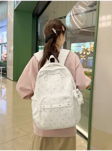 Vue détaillée du joli sac à dos d'école à pois doté d'un tissu durable et d'une grande capacité.