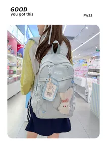 Detailansicht des süßen hellblauen Schülerrucksacks mit Transparenttasche und Kaninchenplüsch.