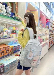 Niedlicher College-Stil Schulrucksack mit transparenter Kartenhülle und Hasenanhänger groß.