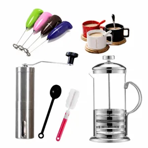 Koffieset met handmatige koffiemolen, cafetiere en melkopschuimer voor handig thuisgebruik.