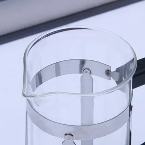 Glazen cafetière koffiezetapparaat detailweergave, transparante pot met roestvrij staal.