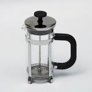Gedetailleerd overzicht van een glazen koffiezetapparaat met roestvrijstalen frame en handvat.