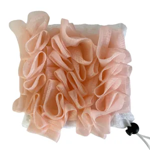 Dubbelgebruik badloofah en washandje combinatie met roze net en witte handdoekpouch voor bad.