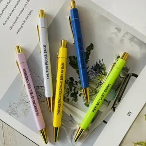 Set de bolígrafos de oficina divertidos con cuerpos de metal coloridos y detalle dorado
