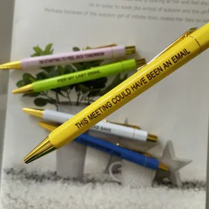 Primer plano detallado de bolígrafo de oficina con frase divertida y diseños muy coloridos.