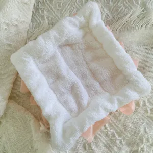 Gedetailleerd overzicht van de witte badhandschoen en roze douchespons 2-in-1 voor op reis.